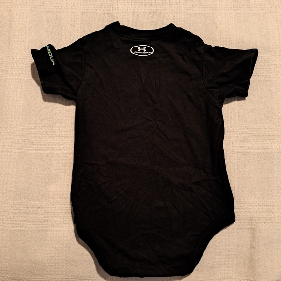 Under Armour boys 6-9 months black body suit, snaps on the shoulder and bottom, - Picture 2 of 5